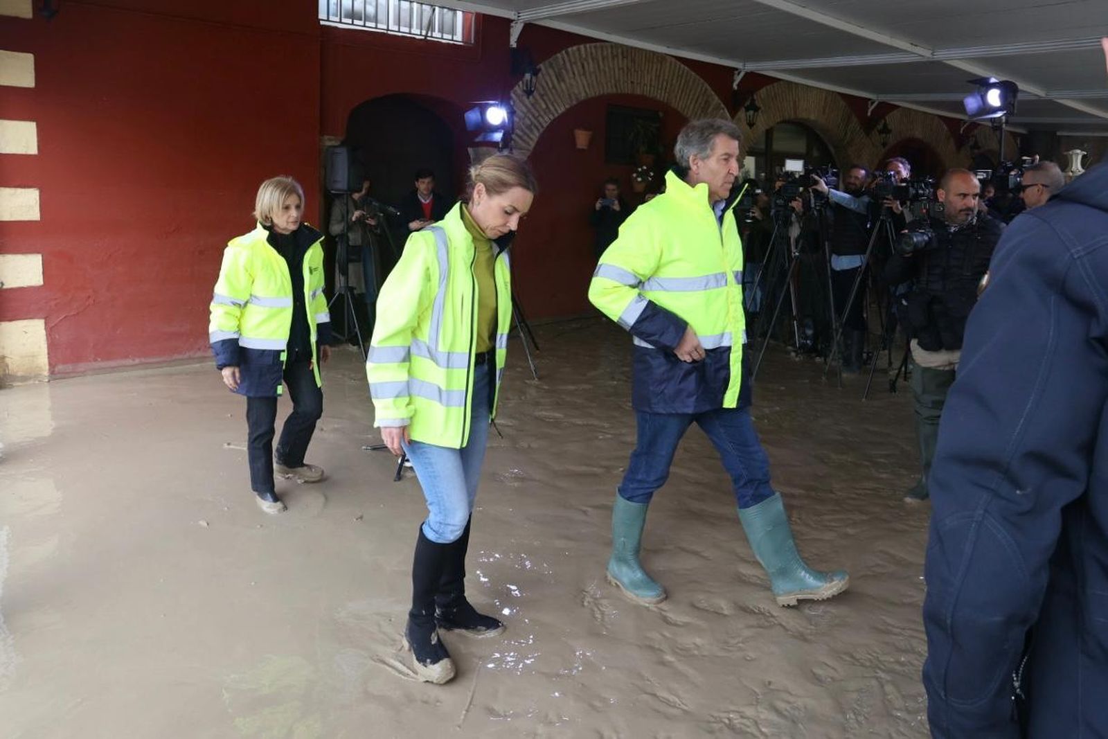 Imágenes de la visita de Alberto Núñez Feijóo y Juanma Moreno a las zonas inundadas de Jerez