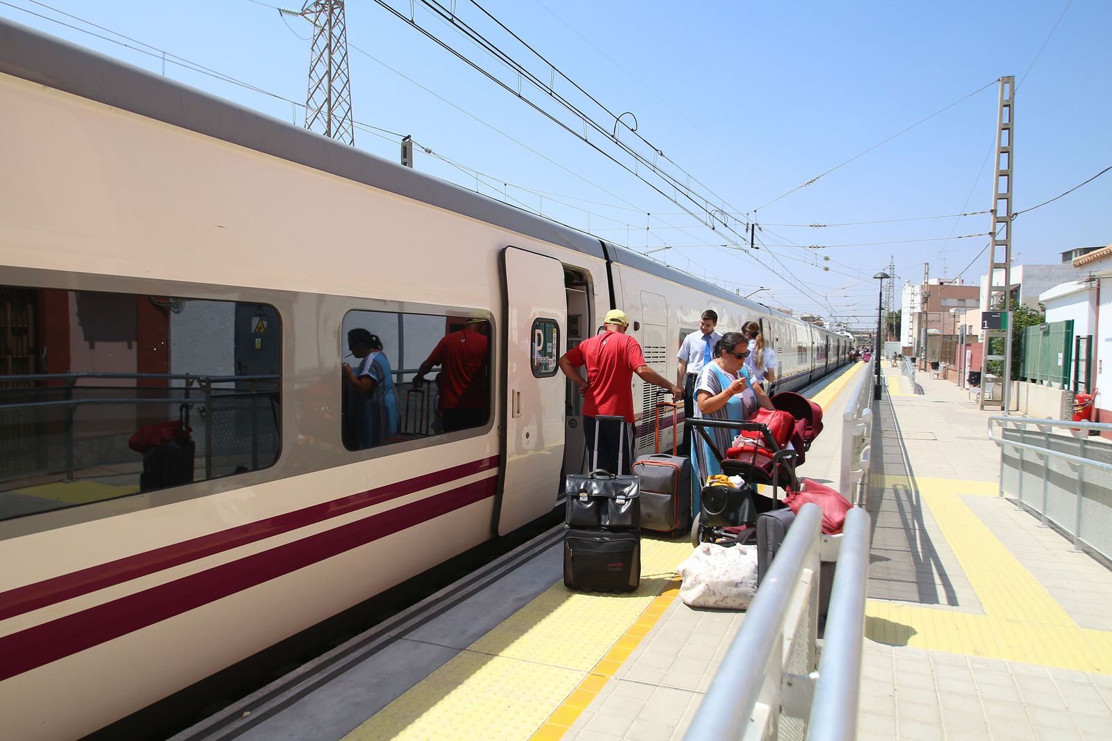 Pasajeros se suben en Huércal al tren de las 15:35 de media distancia que hace parada en Antequera.