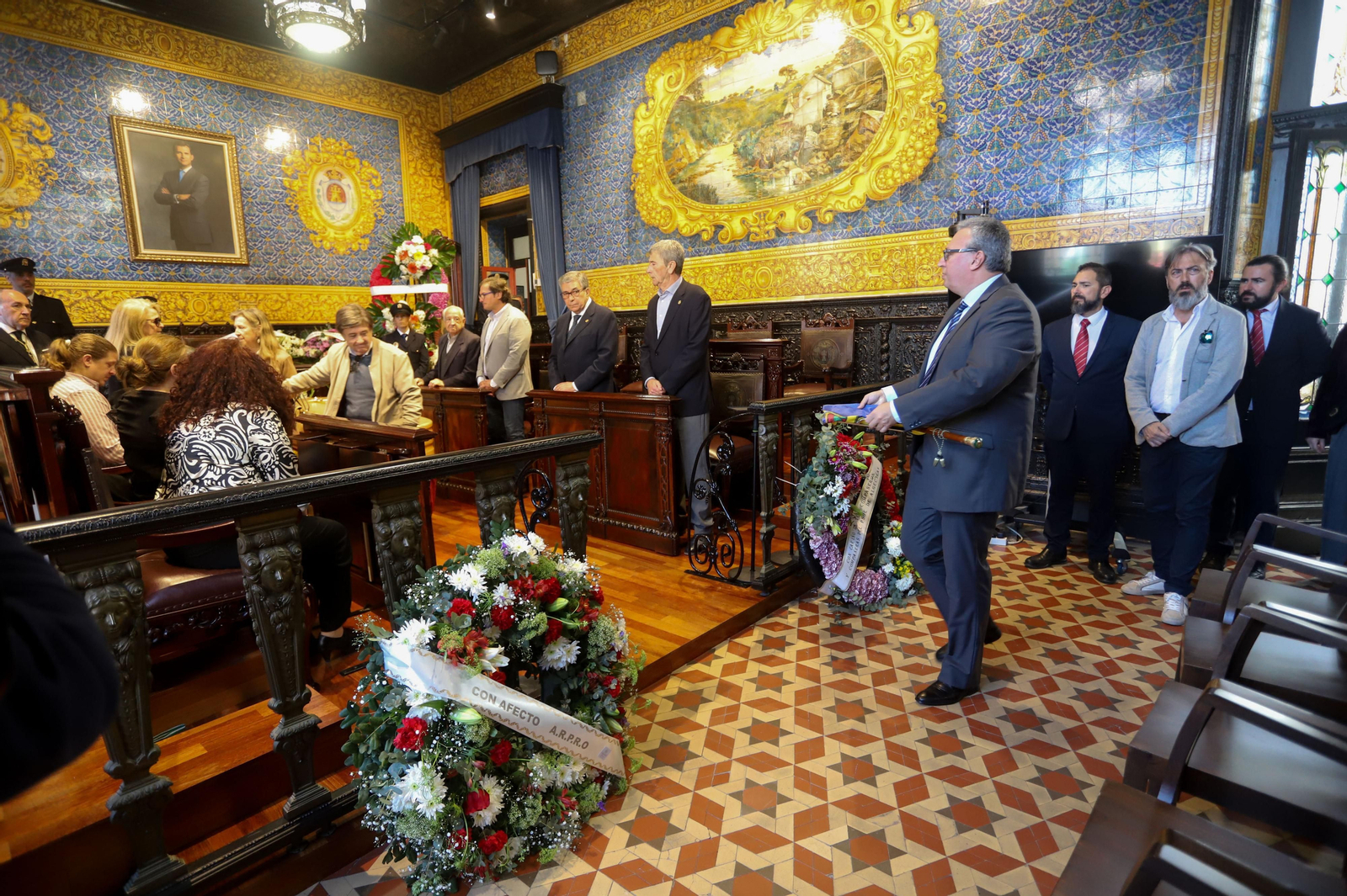 Imágenes de la capilla ardiente de Ernesto Delgado instalado en el Salón de Plenos del Ayuntamiento de Algeciras