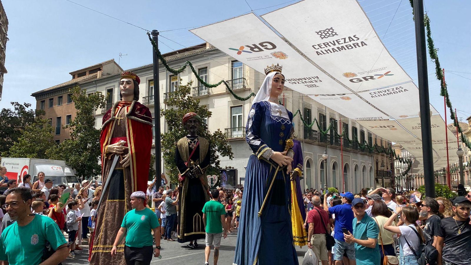 El desfile de la Tarasca ya recorre las calles de Granada.