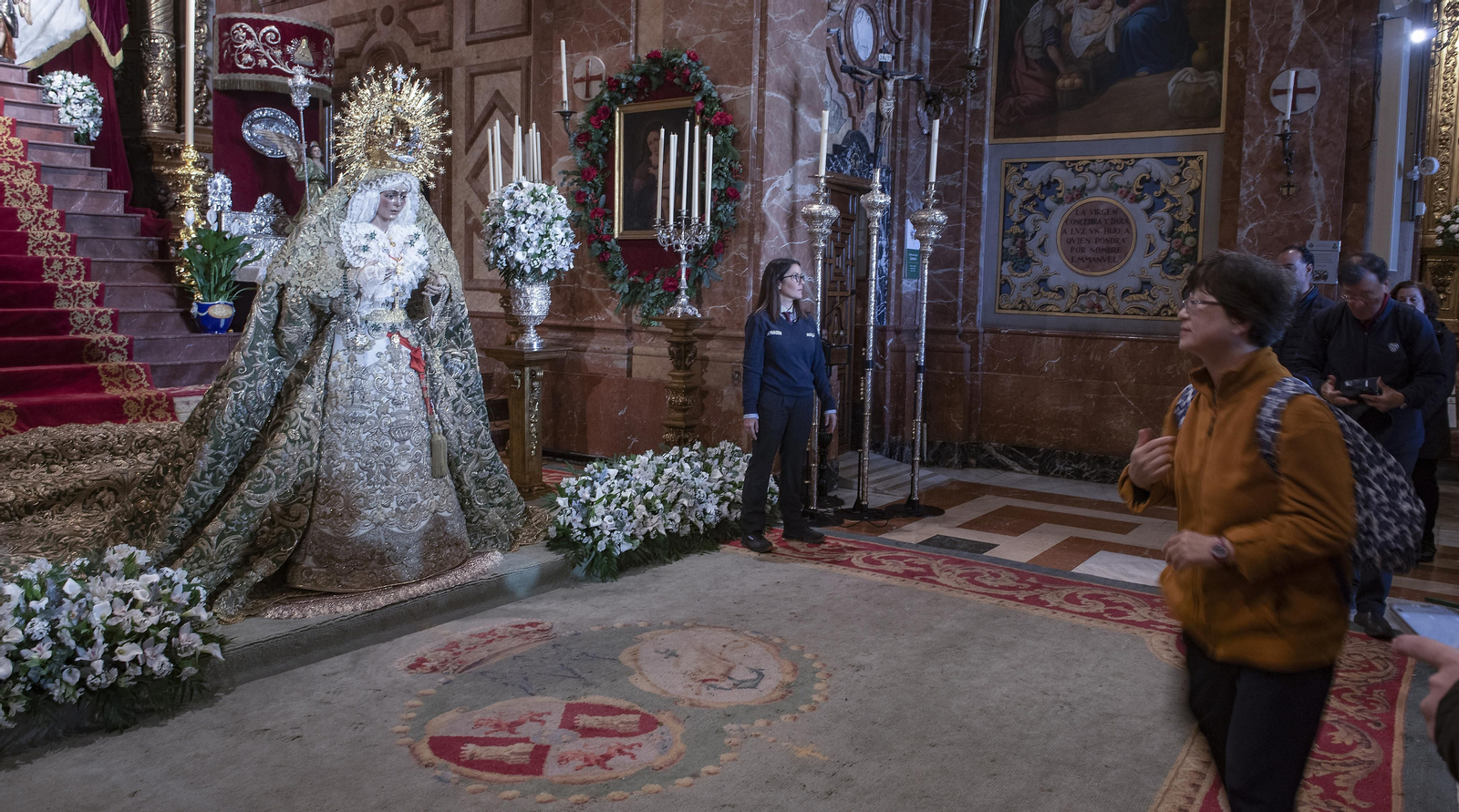 El besamanos de la Macarena, en imágenes