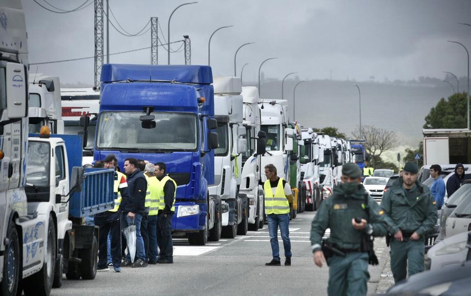 Protesta de camioneros en Huévar del Aljarafe, este lunes.