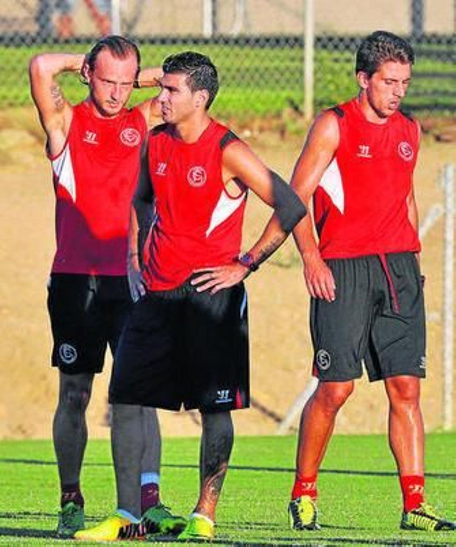 Reyes, en una imagen de archivo junto a Rakitic y Carriço.