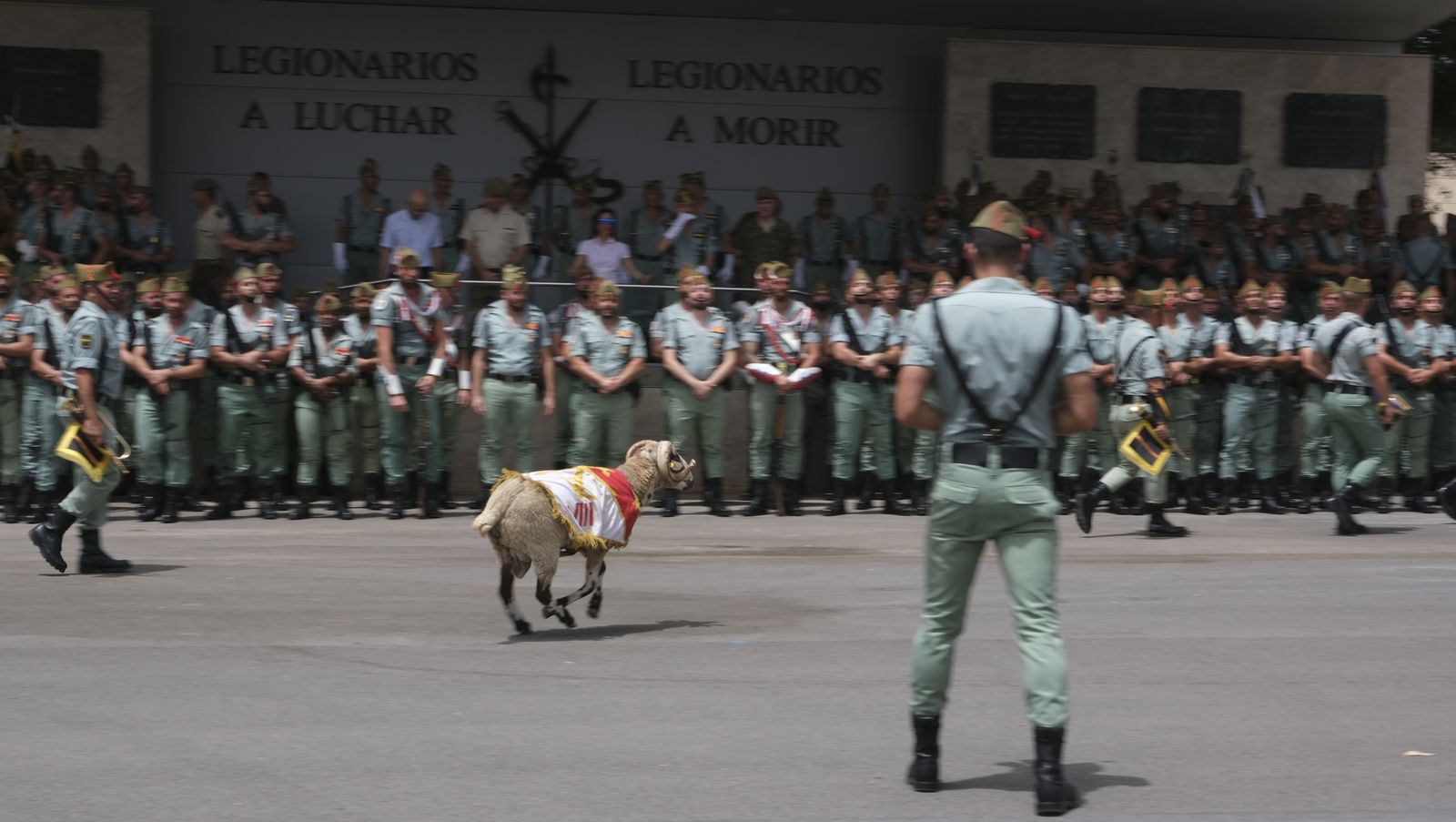 Visita de la Ministra de Defensa Margarita Robles a La Legión Española, en Viator