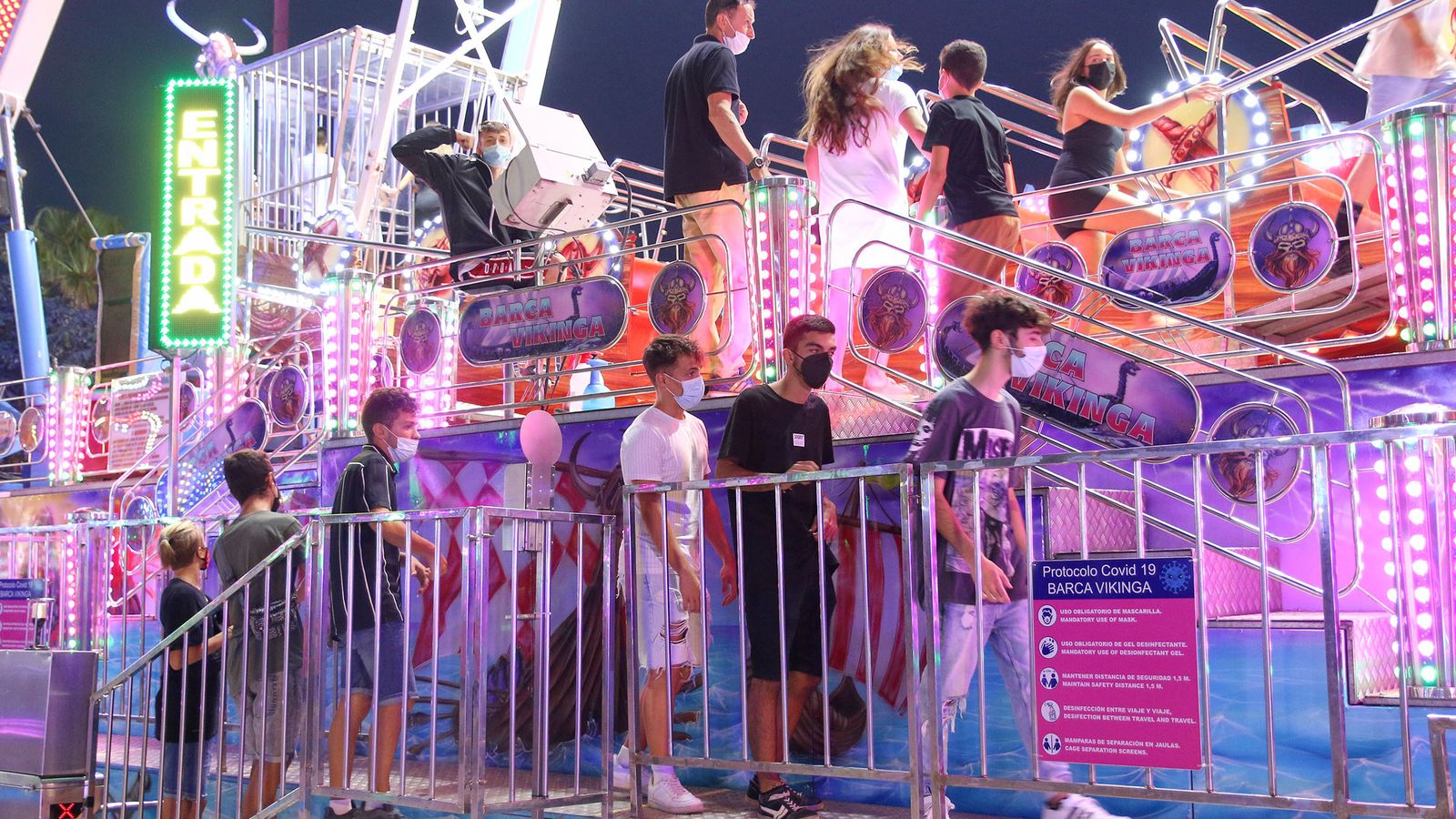 Una cola de espera para las atracciones respetando la distancia.