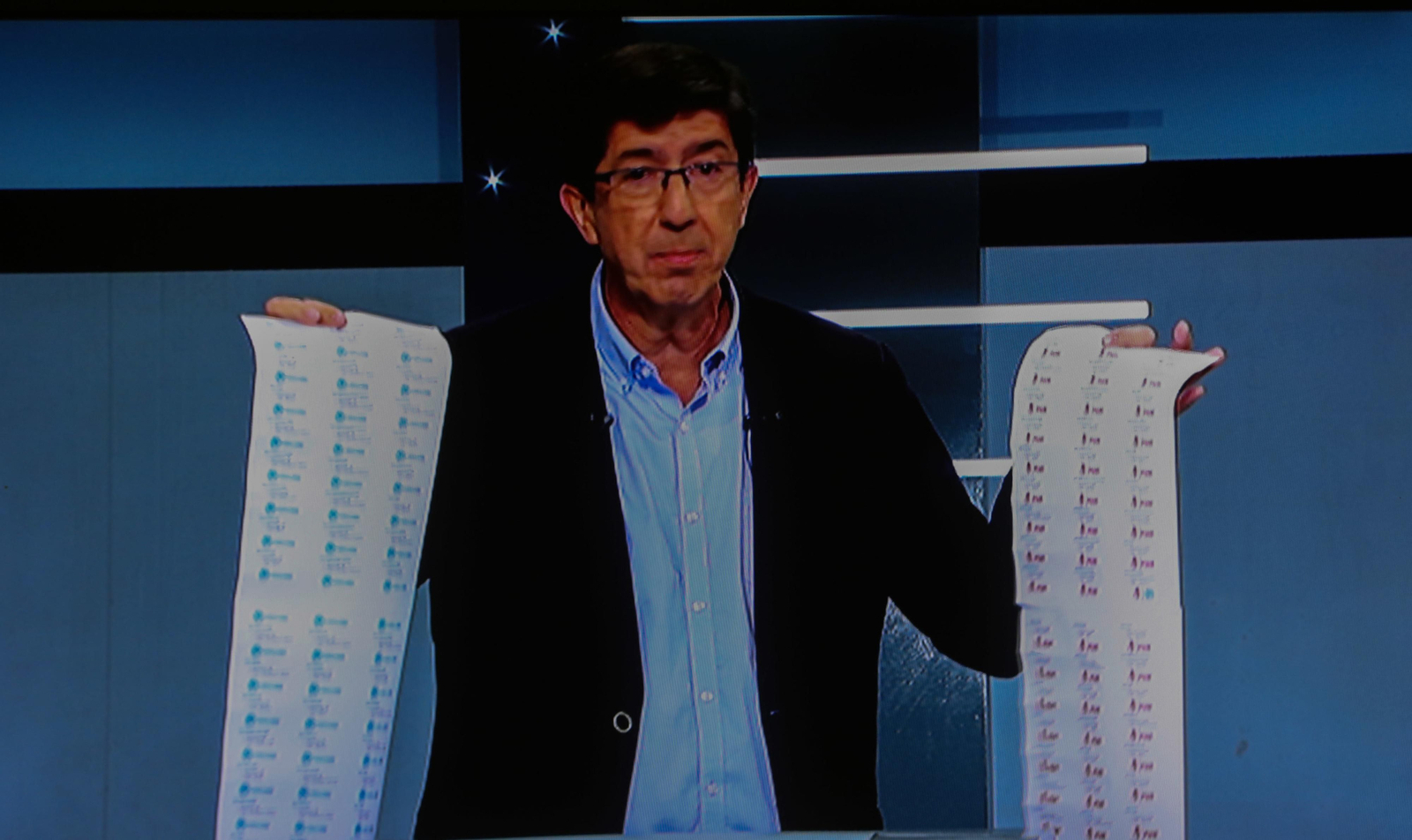 Juan Marín muestra documentos durante el debate.