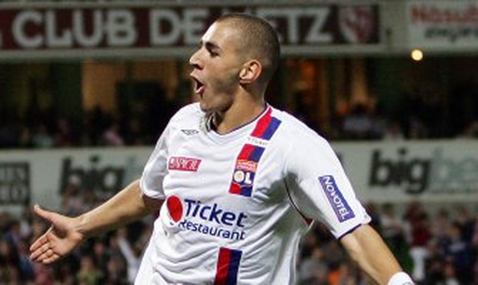 El Lyon hace oficial el traspaso de Benzema al Real Madrid