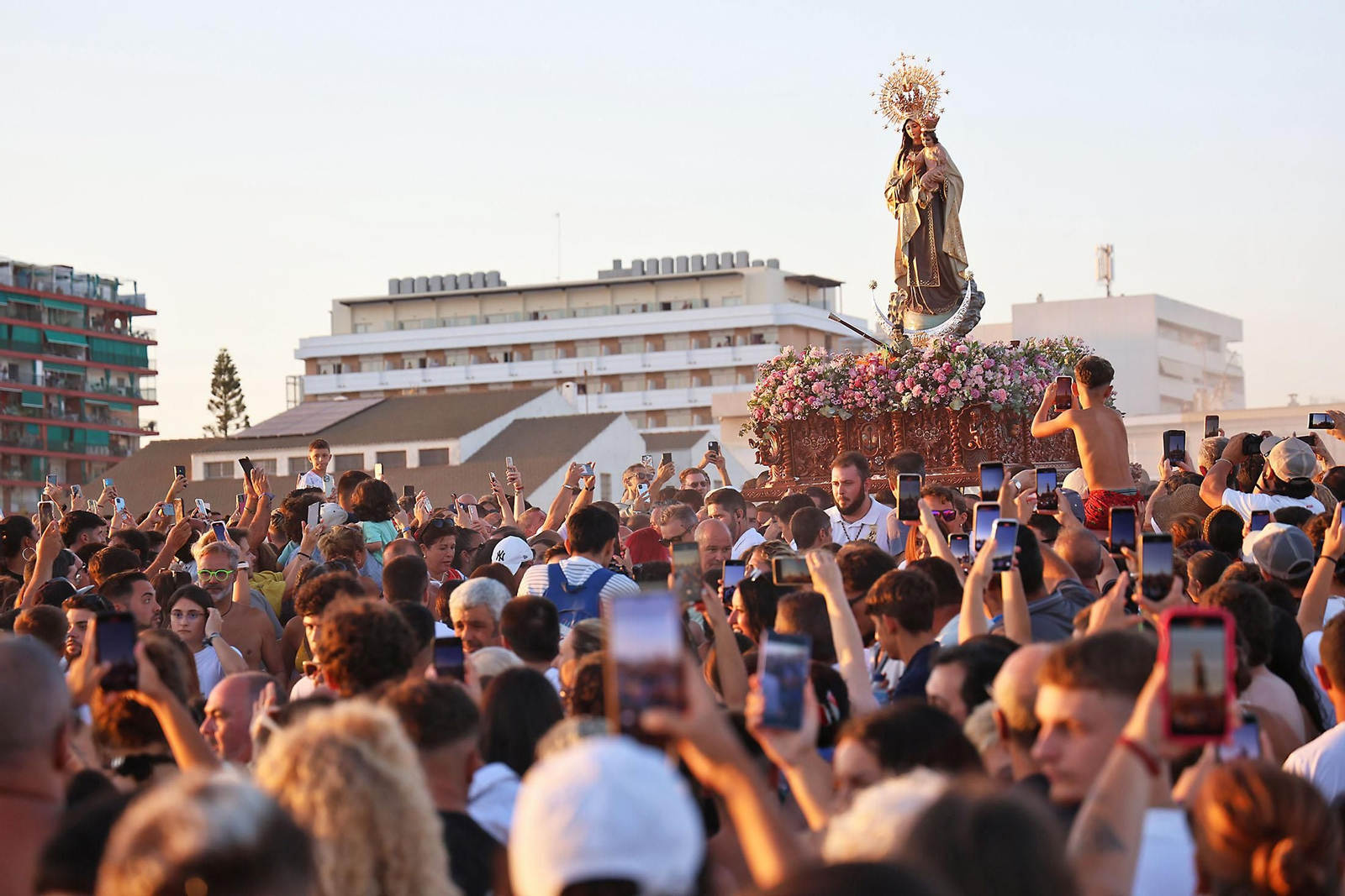 Imágenes de la Virgen del Carmen procesionando en Punta Umbría