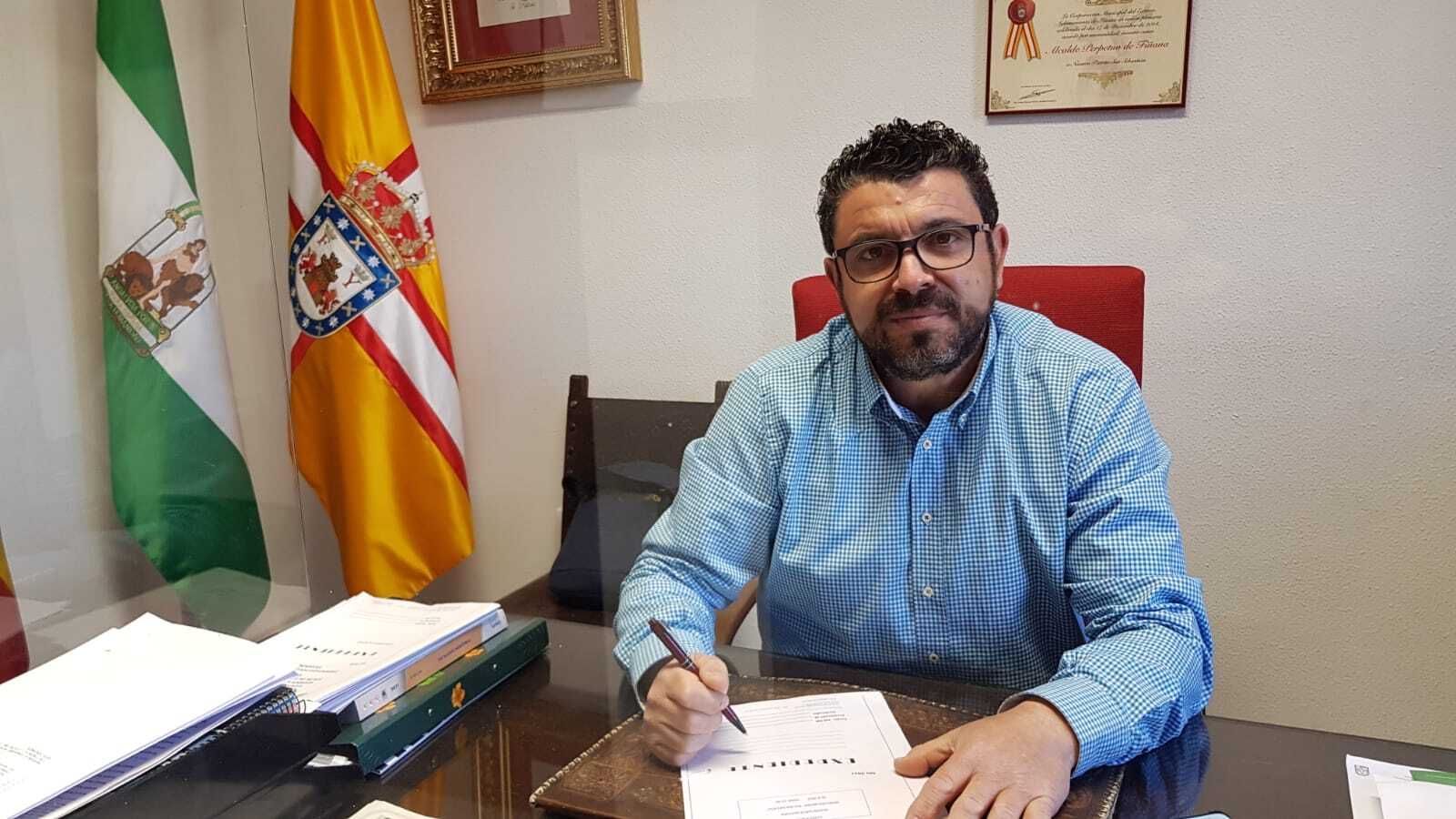 Rafael Montes en su despacho de Alcaldía.