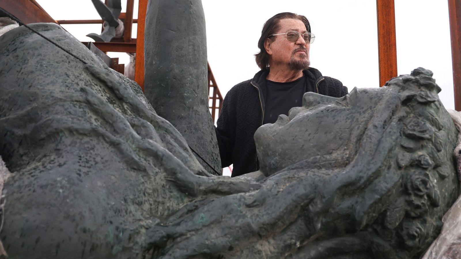 El escultor, junto al rostro de la escultura de Venus.
