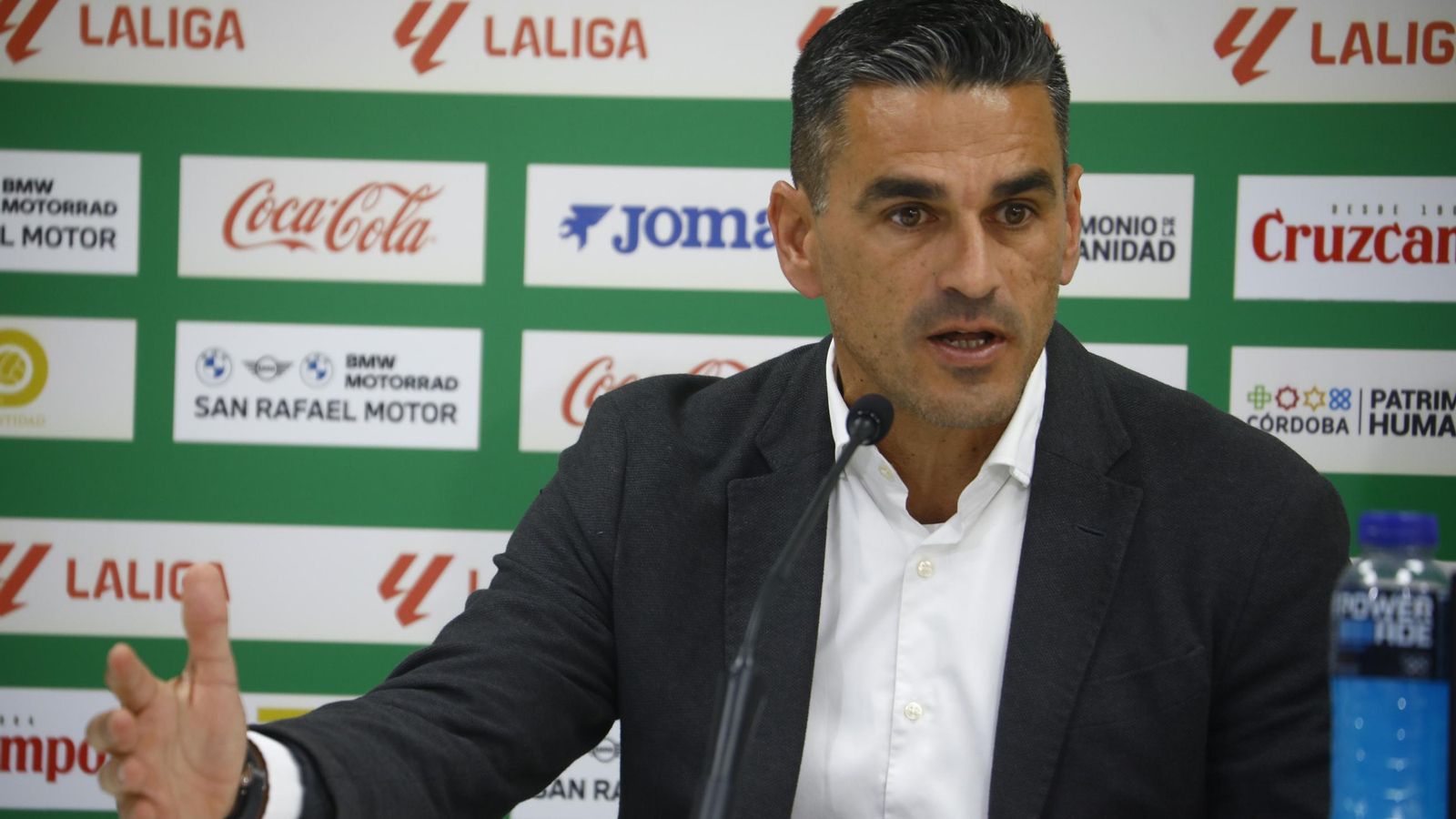 Juanito, el director deportivo del Córdoba CF, en la sala de prensa de El Arcángel. Juanito, el director deportivo del Córdoba CF, en la sala de prensa de El Arcángel.