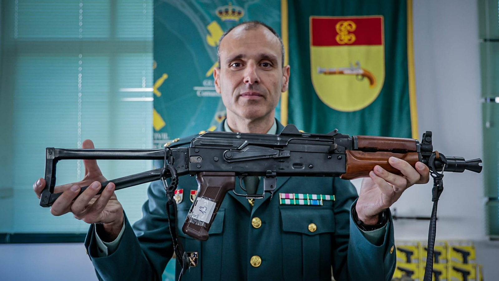 El interventor de la Guardia Civil, con un AK-47.