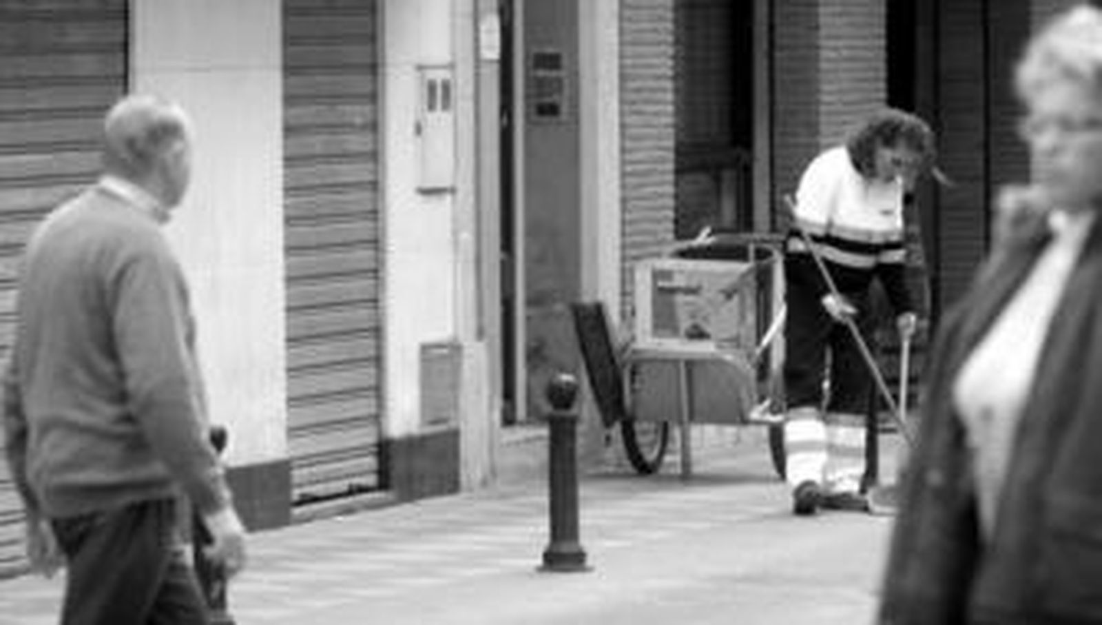 Una barrendera limpia una de las calles de Algeciras.