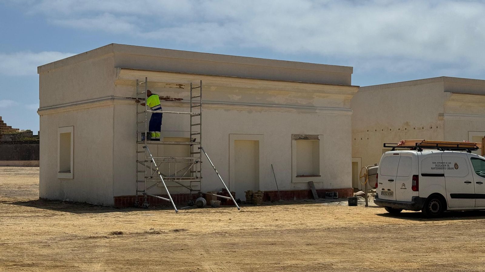 Trabajos de Mantenimiento Urbano estos días en el Castillo de San Sebastián.