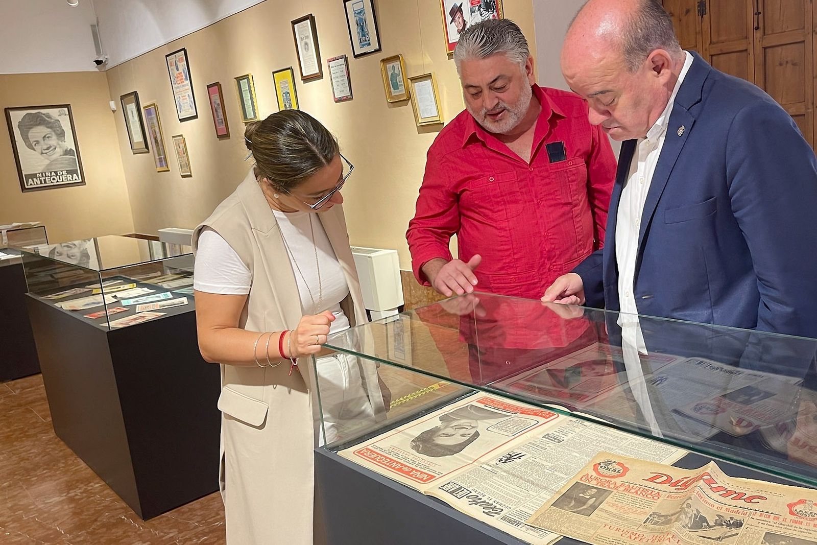 El alcalde y la delegada municipal de Cultura visitan la exposición.