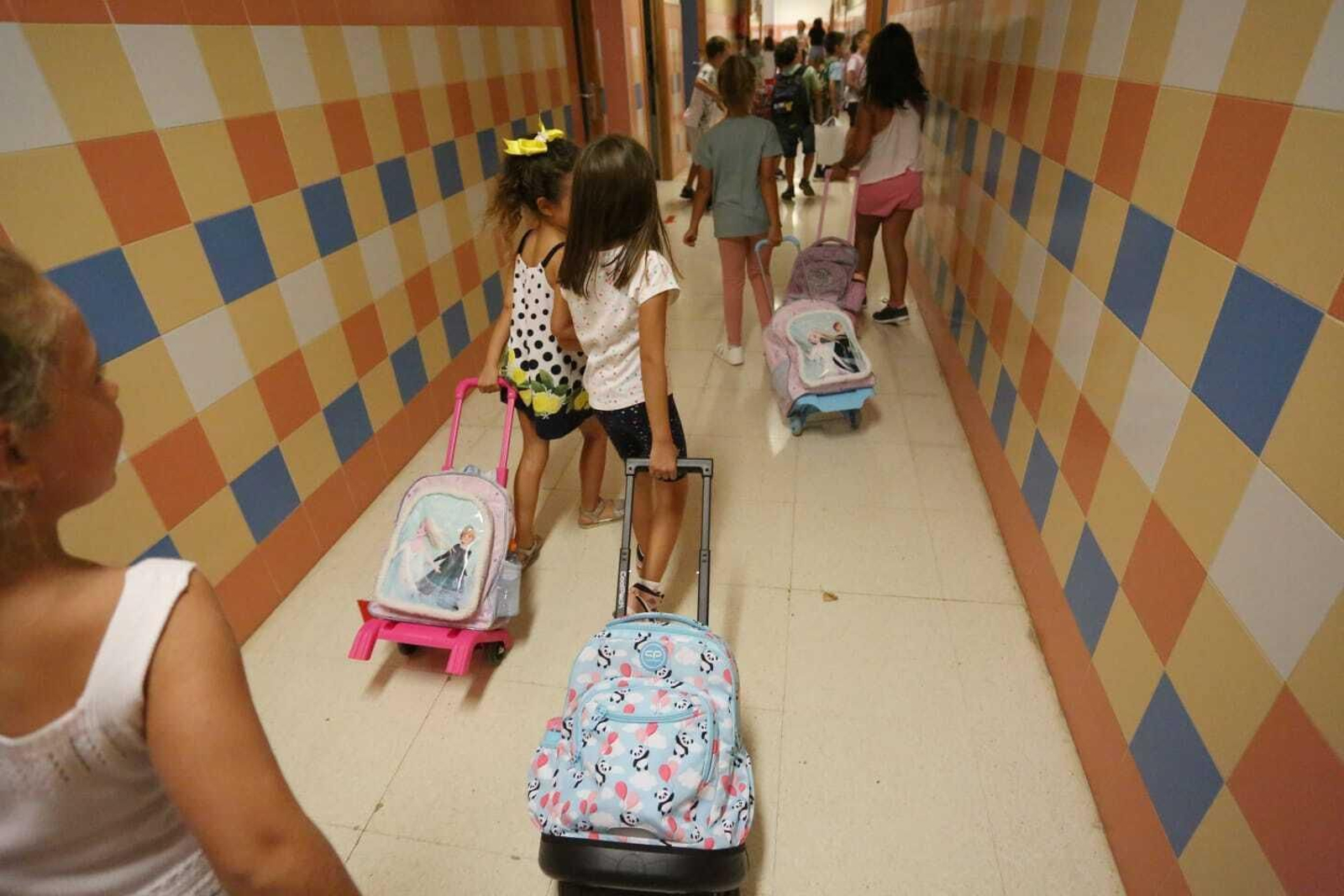 Un grupo de alumnas en el pasillo de un colegio público de Málaga. Un grupo de alumnas en el pasillo de un colegio público de Málaga.