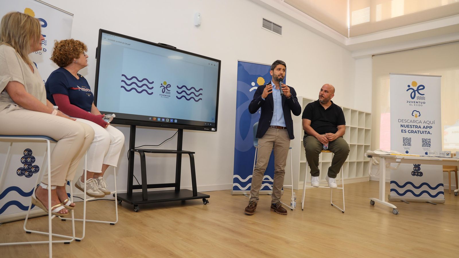 El edil de Juventud, Javier Rodríguez, explica los nuevos recursos a disposición de los jóvenes ejidenses.