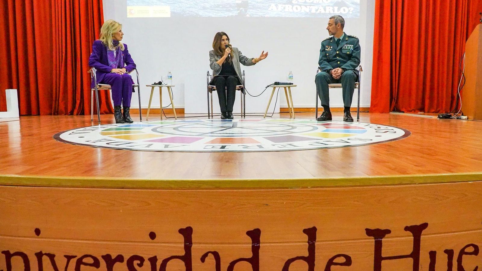 La subdelagada del Gobierno, la vicerrectora de Investigación y Planificación Estratégica y el coronel jefe de la Comandancia en Huelva.