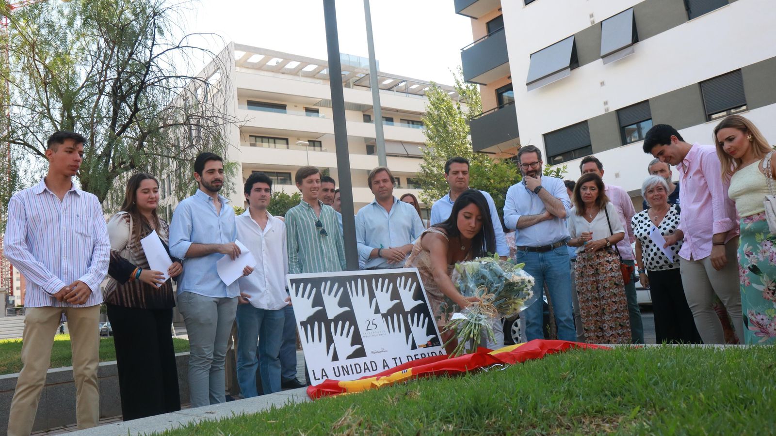 Cintia Bustos entrega un ramo de flores en el homenaje a Miguel Ángel Blanco.