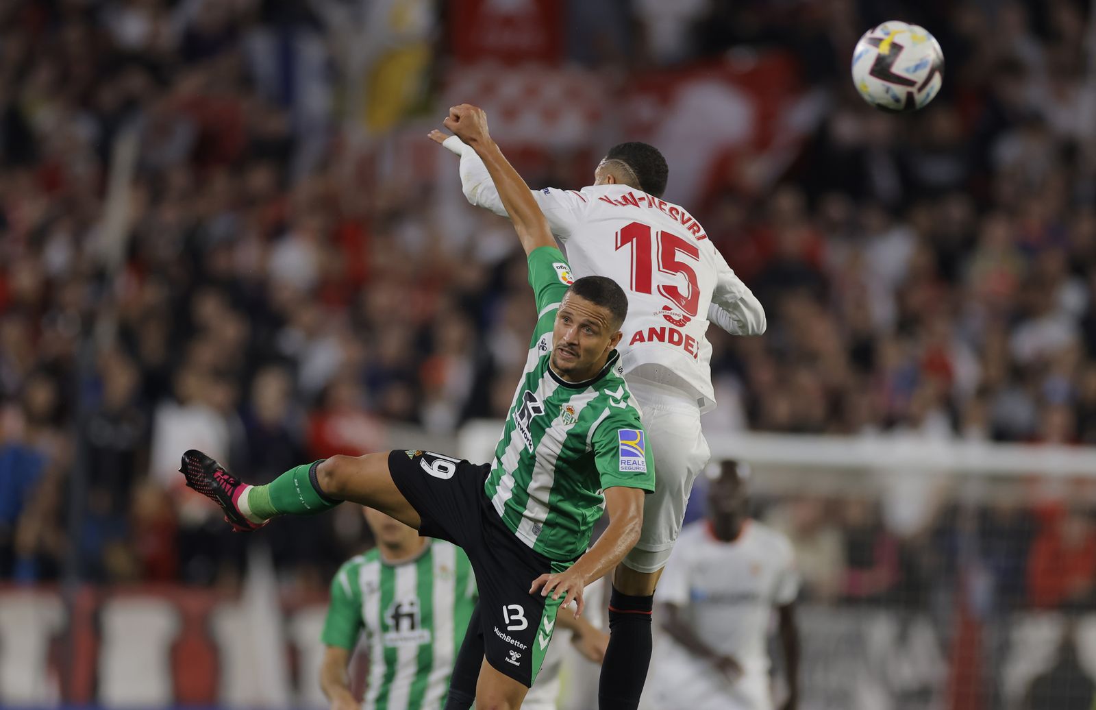 Luiz Felipe salta con En-Nesyri en un lance del partido en la segunda parte.