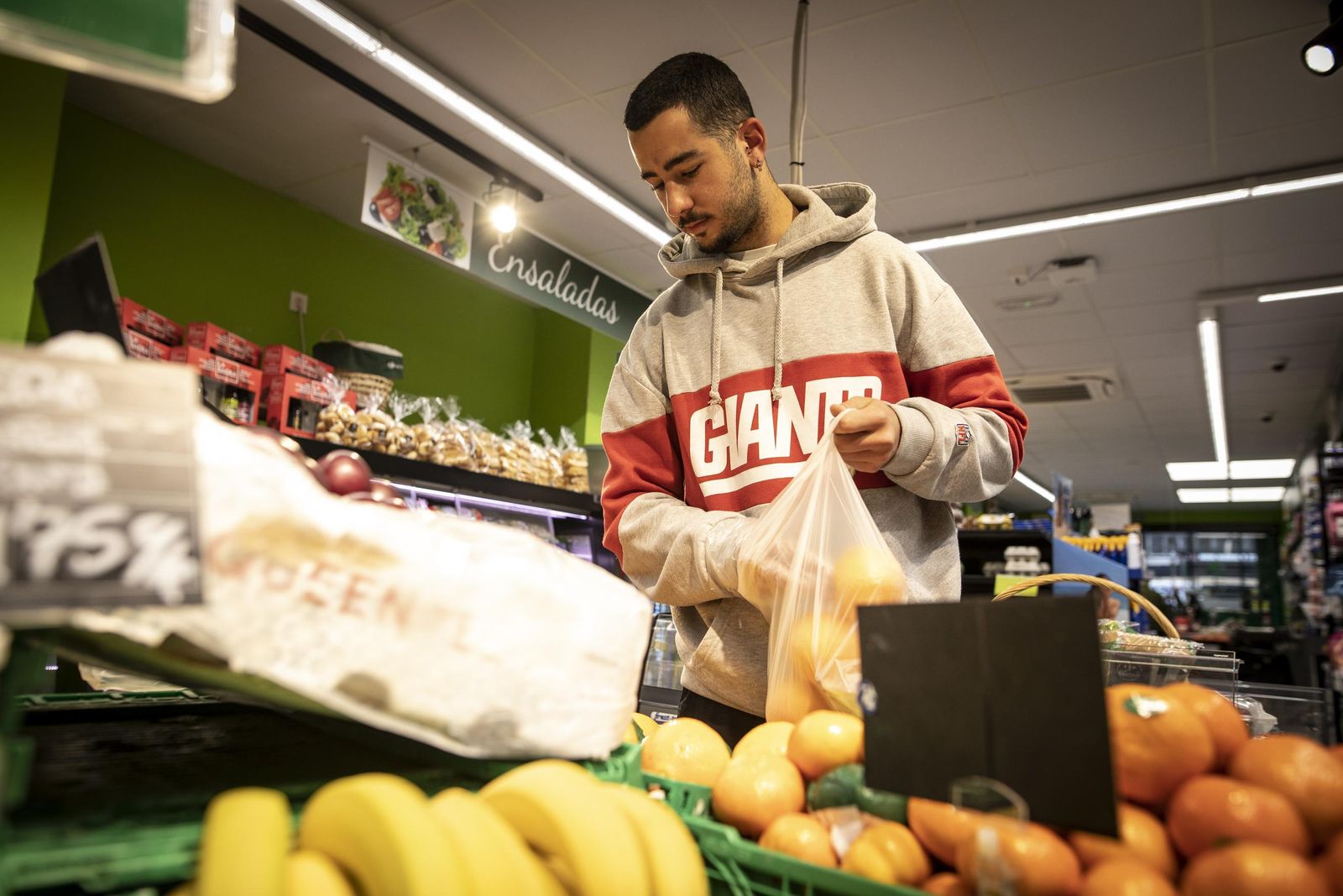 Un joven compra fruta en un supermercado de la capital.