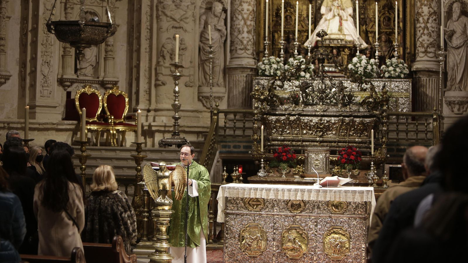 El vicario general, Teodoro León, preside la misa en memoria del matrimonio asesinado por ETA.