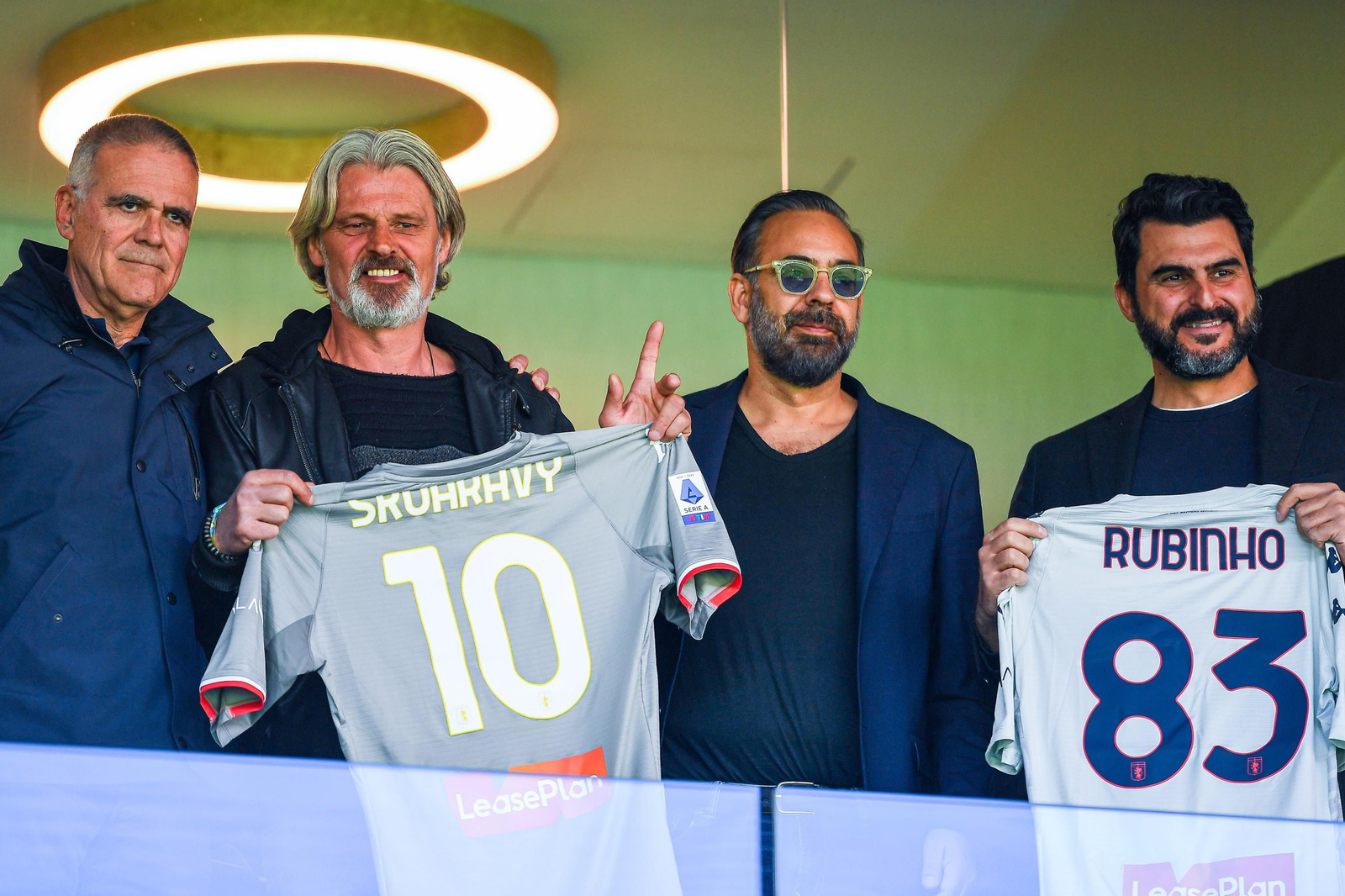 Alberto Zangrillo, presidente del Genoa, y Andrés Blázquez, de 777 Partners, con los veteranos Skuhravy y Rubinho.
