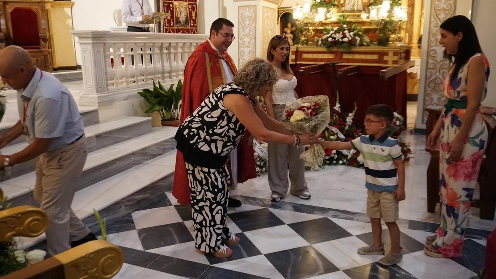 Los devotos decoraron los tronos de los santos Mártires