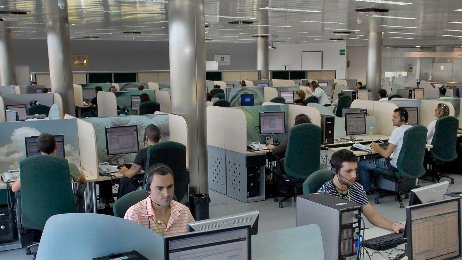 Un centro de teleoperadores. Un centro de teleoperadores.