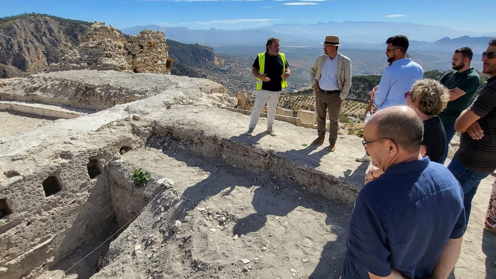 Imagen de la visita a los trabajos de excavación en el Castillo de Moclín