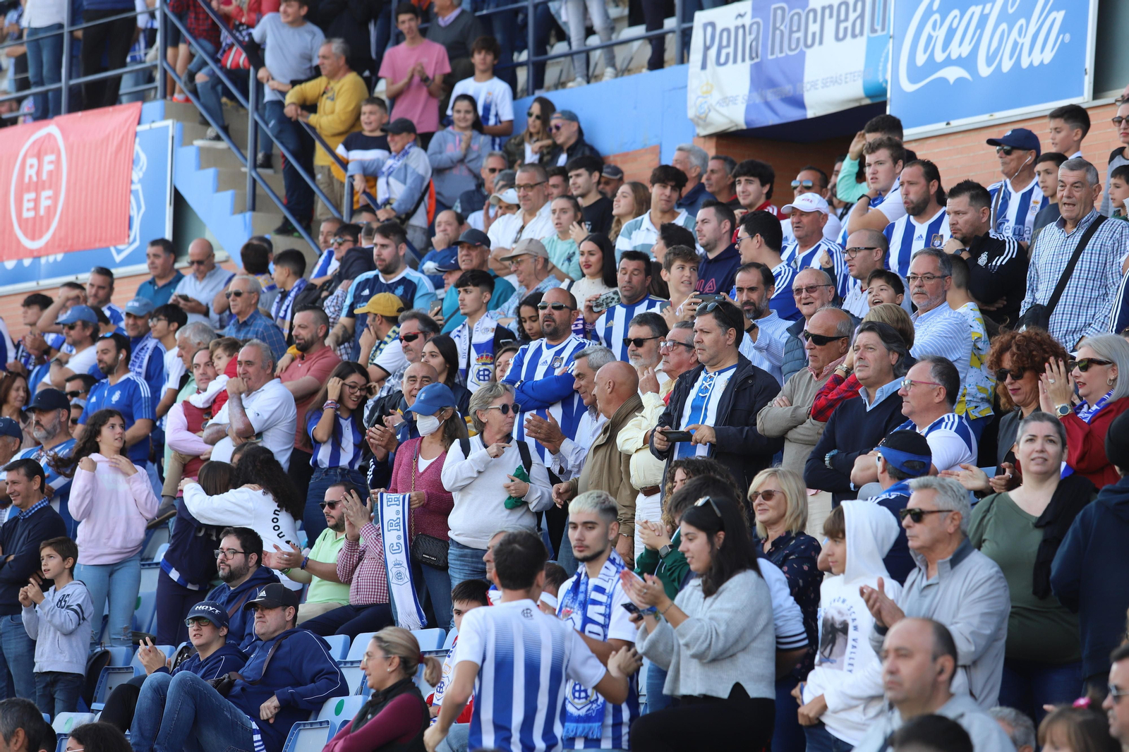 Imágenes del gran ambiente en el Nuevo Colombino para ver el  Recre-Burgos