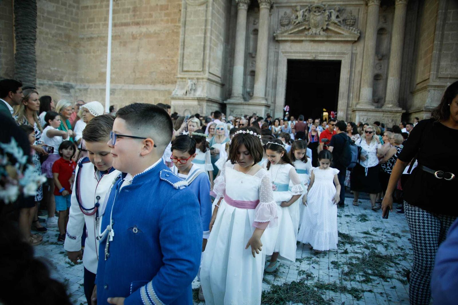 Imágenes de la procesión del Corpus Christi en Almería: así han sido la misa y la posterior marcha por la capital