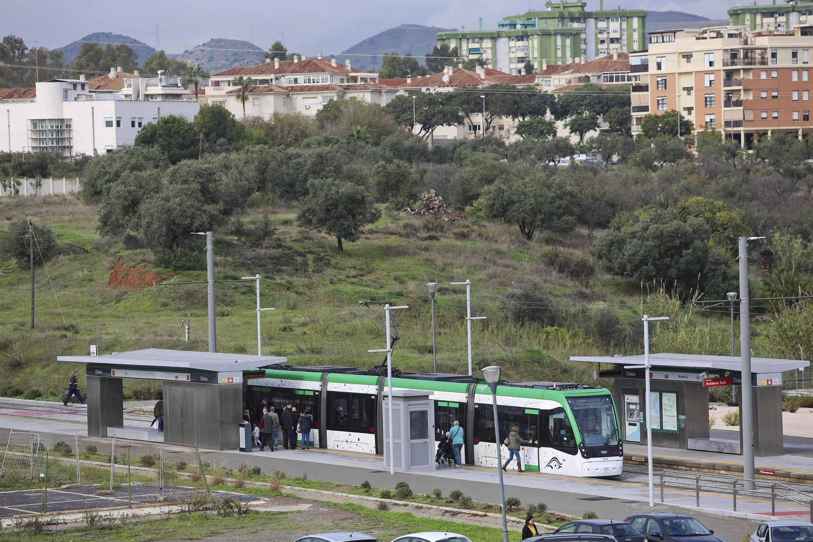 Uno de los trenes del Metro de Málaga, en una de las paradas del tramo en superficie de la Universidad. Uno de los trenes del Metro de Málaga, en una de las paradas del tramo en superficie de la Universidad.