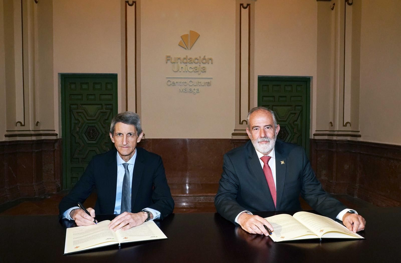 El presidente de la Fundación Bancaria Unicaja, José Manuel Domínguez; y el presidente de la Agrupación de Cofradías de Málaga, José Carlos Garín, rubricando el acuerdo. El presidente de la Fundación Bancaria Unicaja, José Manuel Domínguez; y el presidente de la Agrupación de Cofradías de Málaga, José Carlos Garín, rubricando el acuerdo.