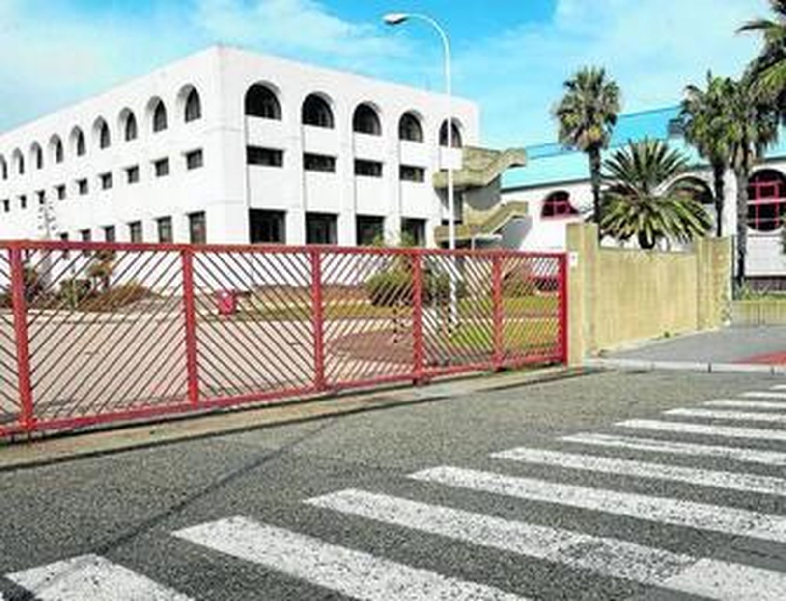 Accesos al suelo de la antigua tabaquera en la Zona Franca.