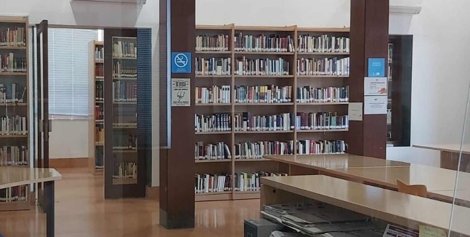 Una de las salas de la biblioteca municipal José Riquelme.