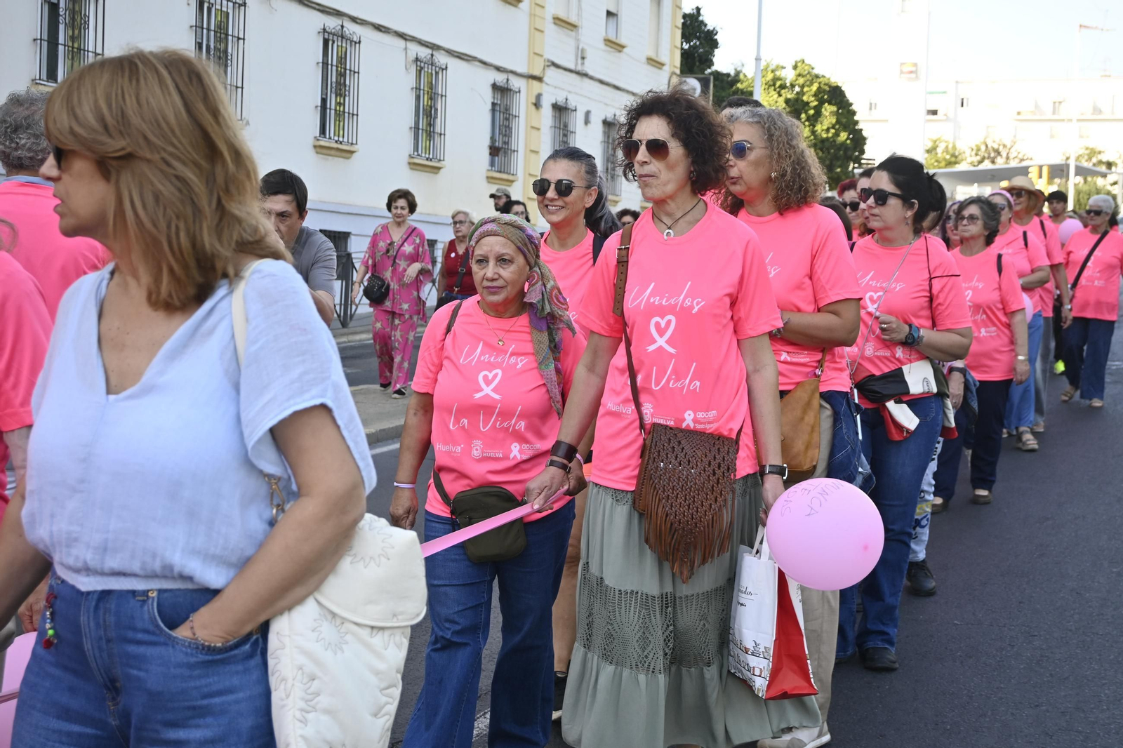Cadena humana del día internacional del cáncer de mama
