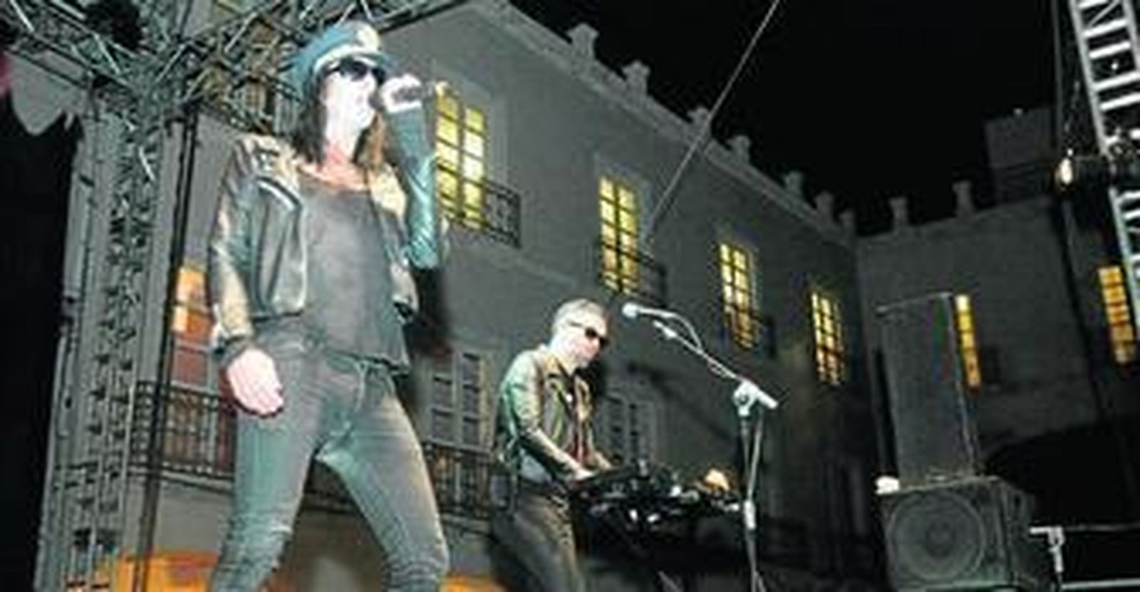 Mario Vaquerizo, cantante de Nancys Rubias, apareció en el escenario con chaqueta de cuero y gorra de piloto. Los fans enloquecían