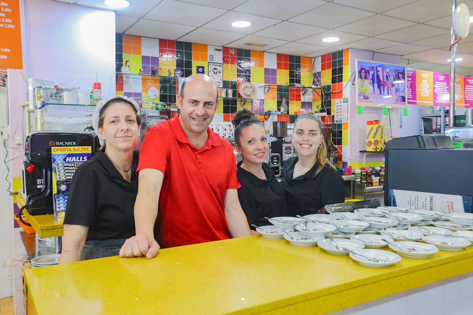 Juan Carlos González y su equipo son los que han mantenido la calidad de la cafetería durante más de 20 años.