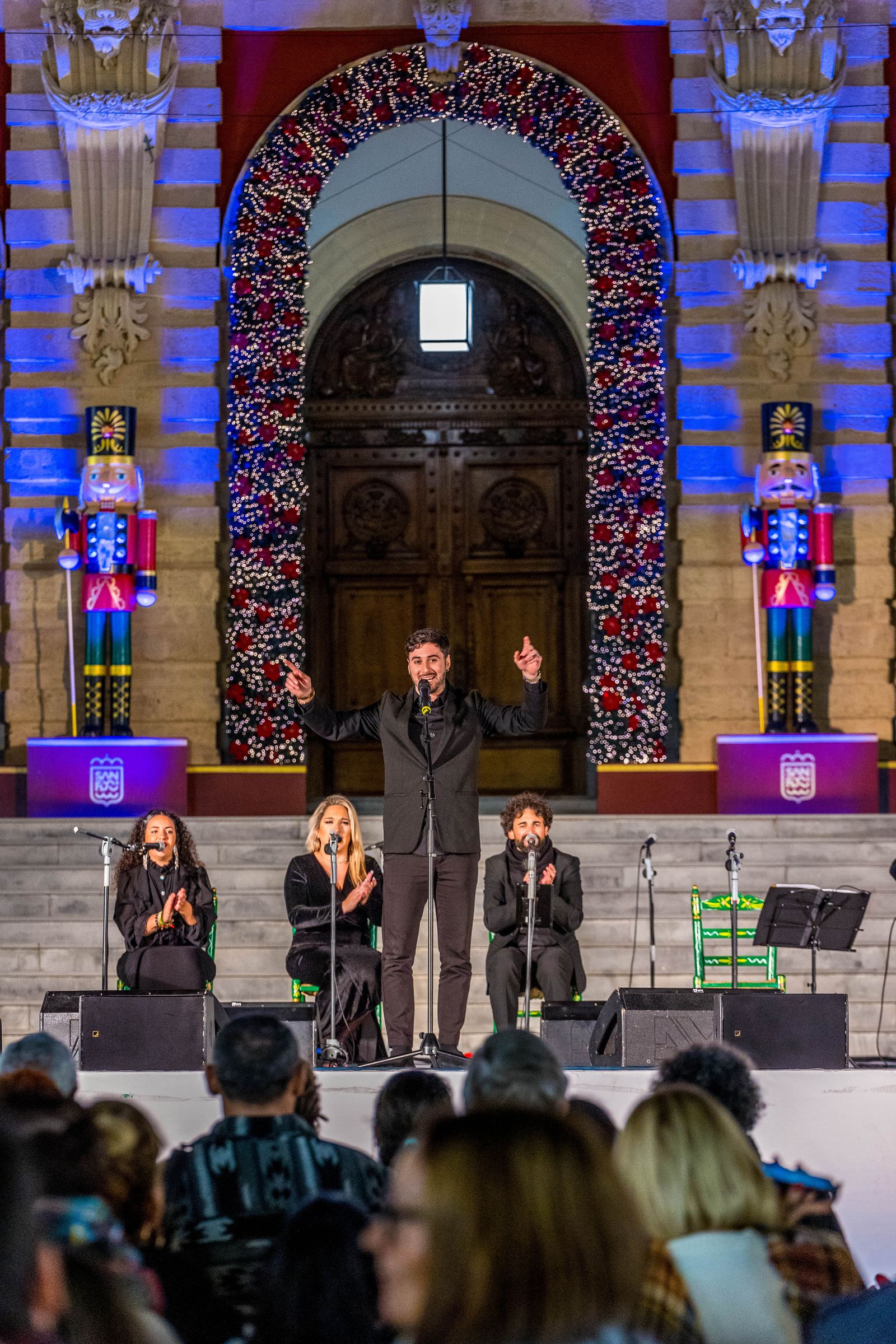 Doble sesión de zambombas navideñas en la plaza del Rey de San Fernando