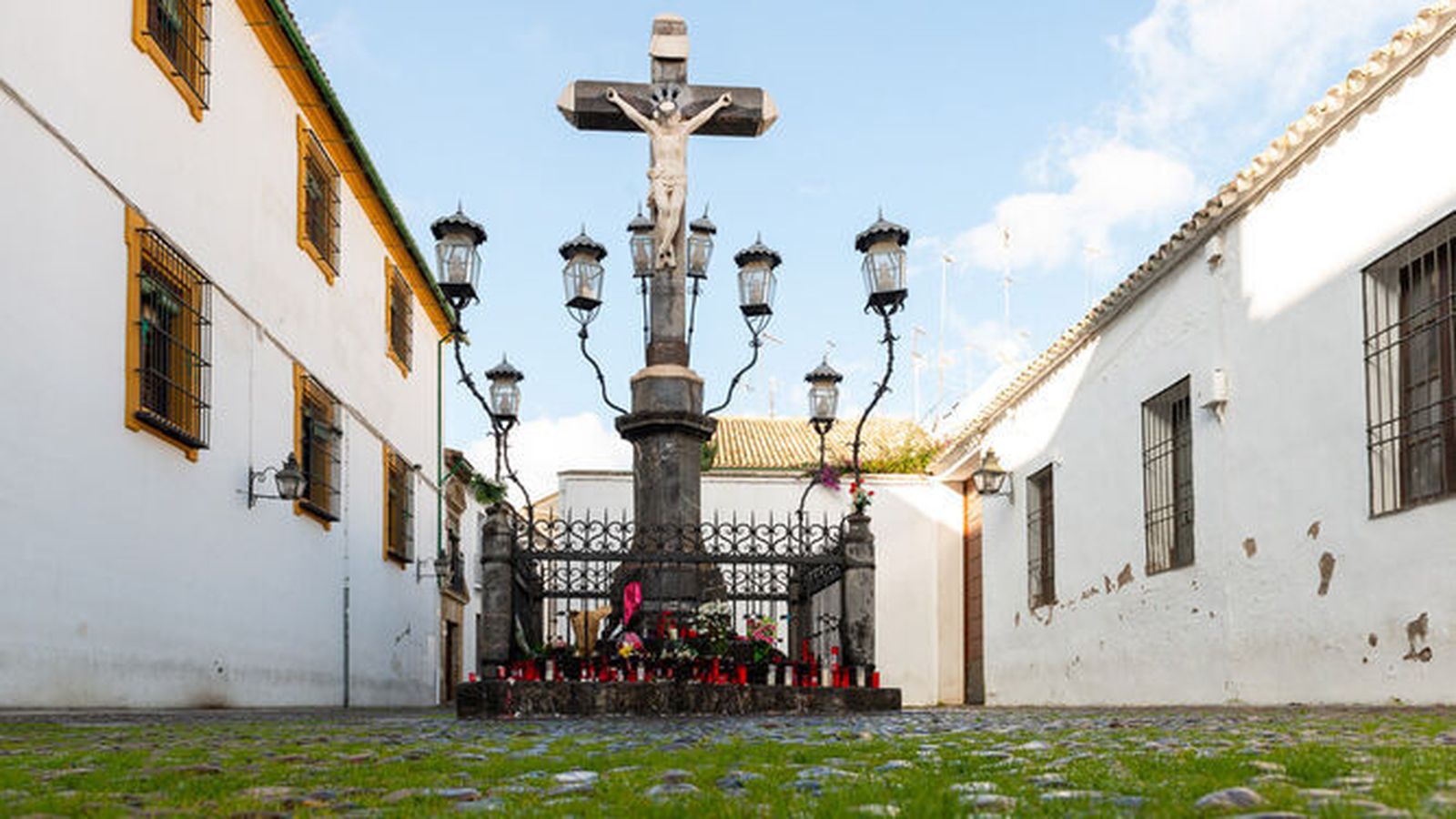 Plaza de Capuchinos de Córdoba, presidida por el Cristo de los Faroles
