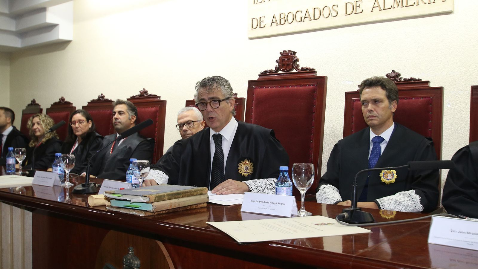 El decano Juan Luis de Aynat dedica unas palabras al exdecano Simón Venzal, fallecido.