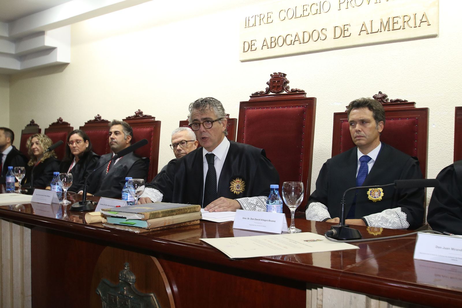 El decano Juan Luis de Aynat dedica unas palabras al exdecano Simón Venzal, fallecido.