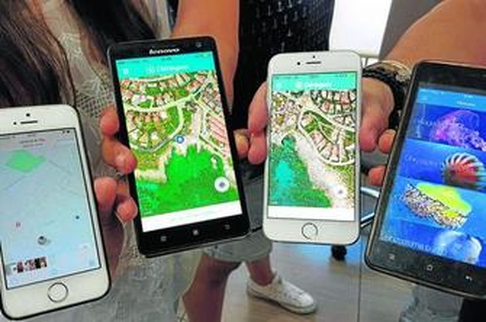 Varios usuarios muestran sus aplicaciones móviles.