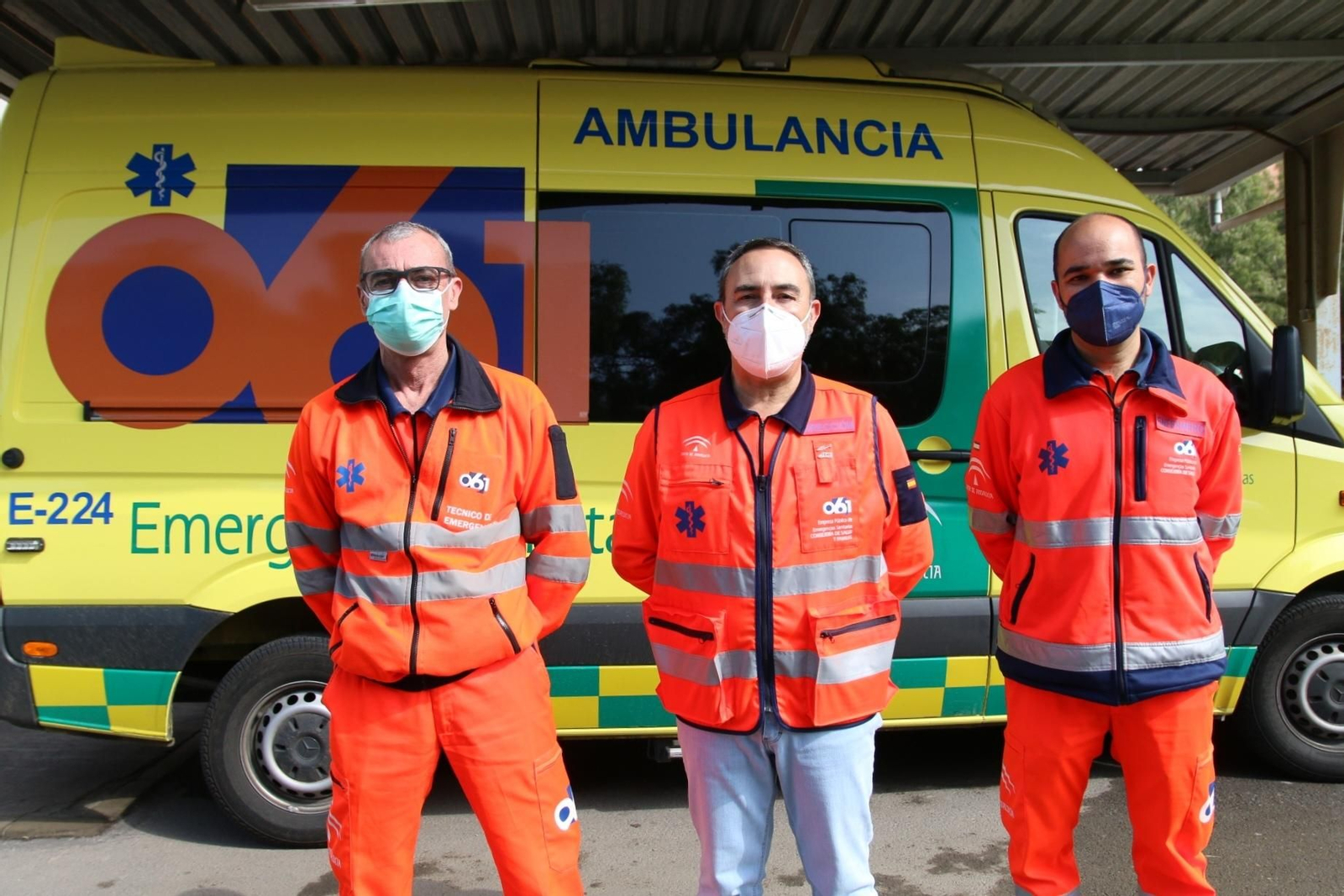 El director del 061 en Almería acompañado por dos profesionales