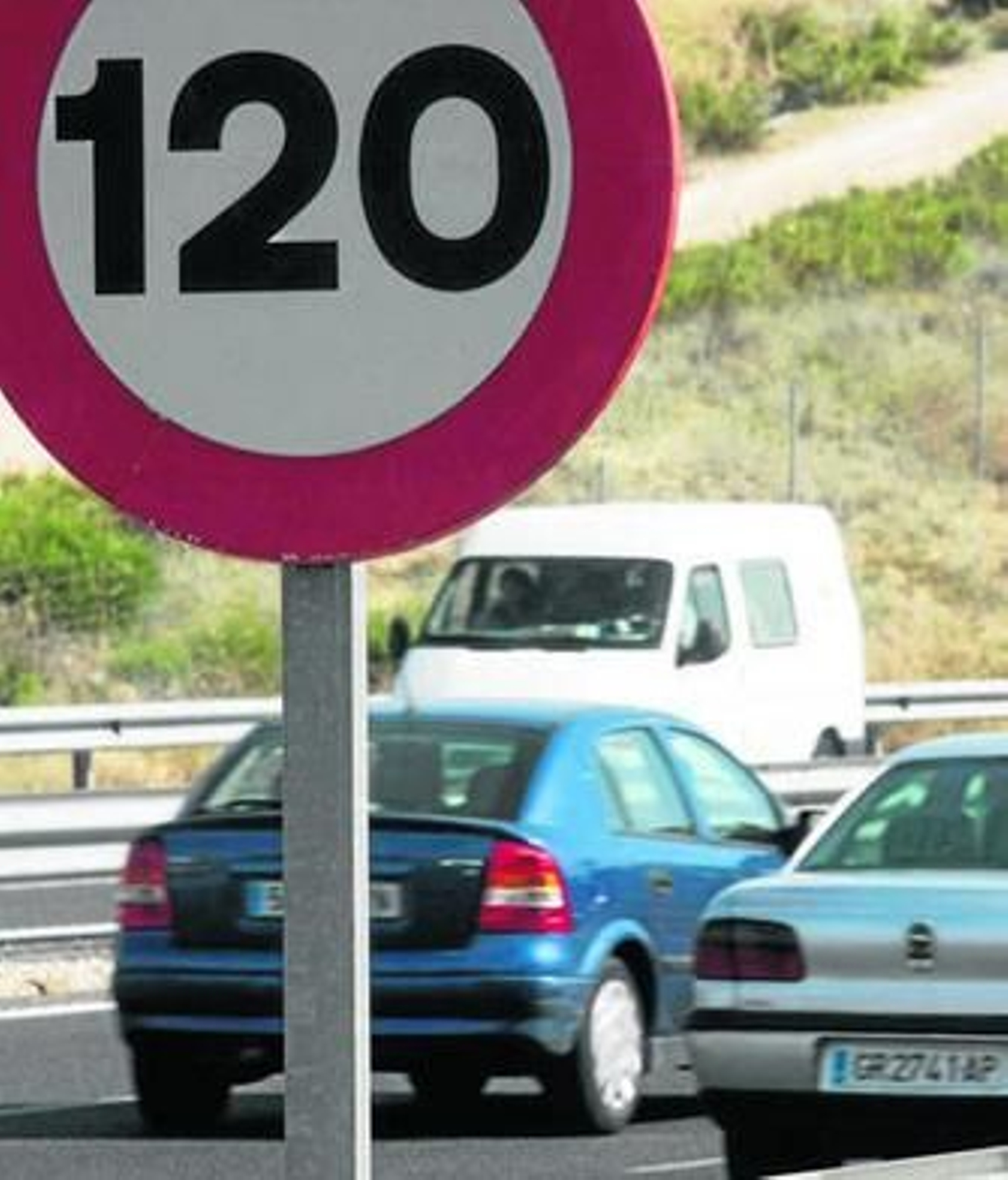En las autovías ya se puede circular de nuevo a 120 kilómetros por hora.