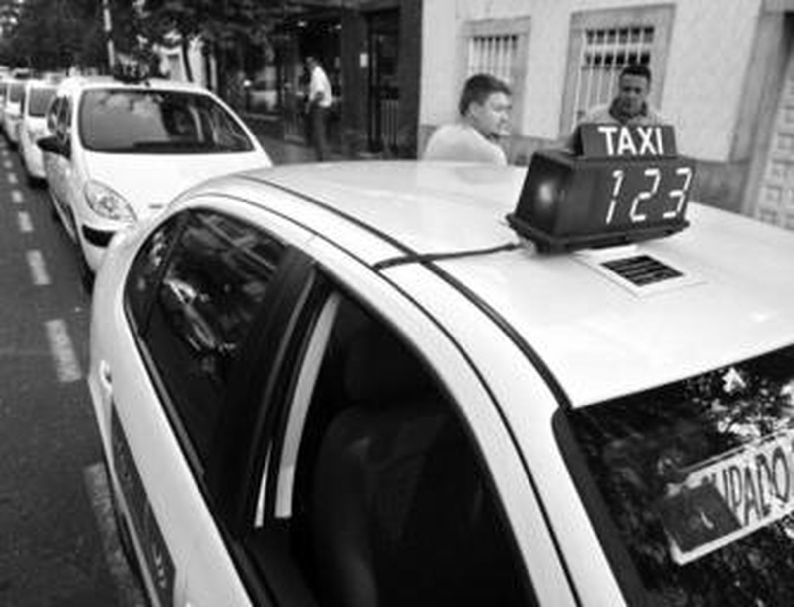 Una parada de taxis en la capital, durante la tarde de ayer.