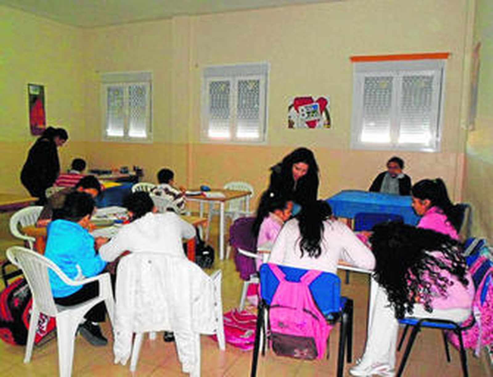 Los menores y monitores, en la nueva ludoteca infantil y juvenil de El Saladillo.