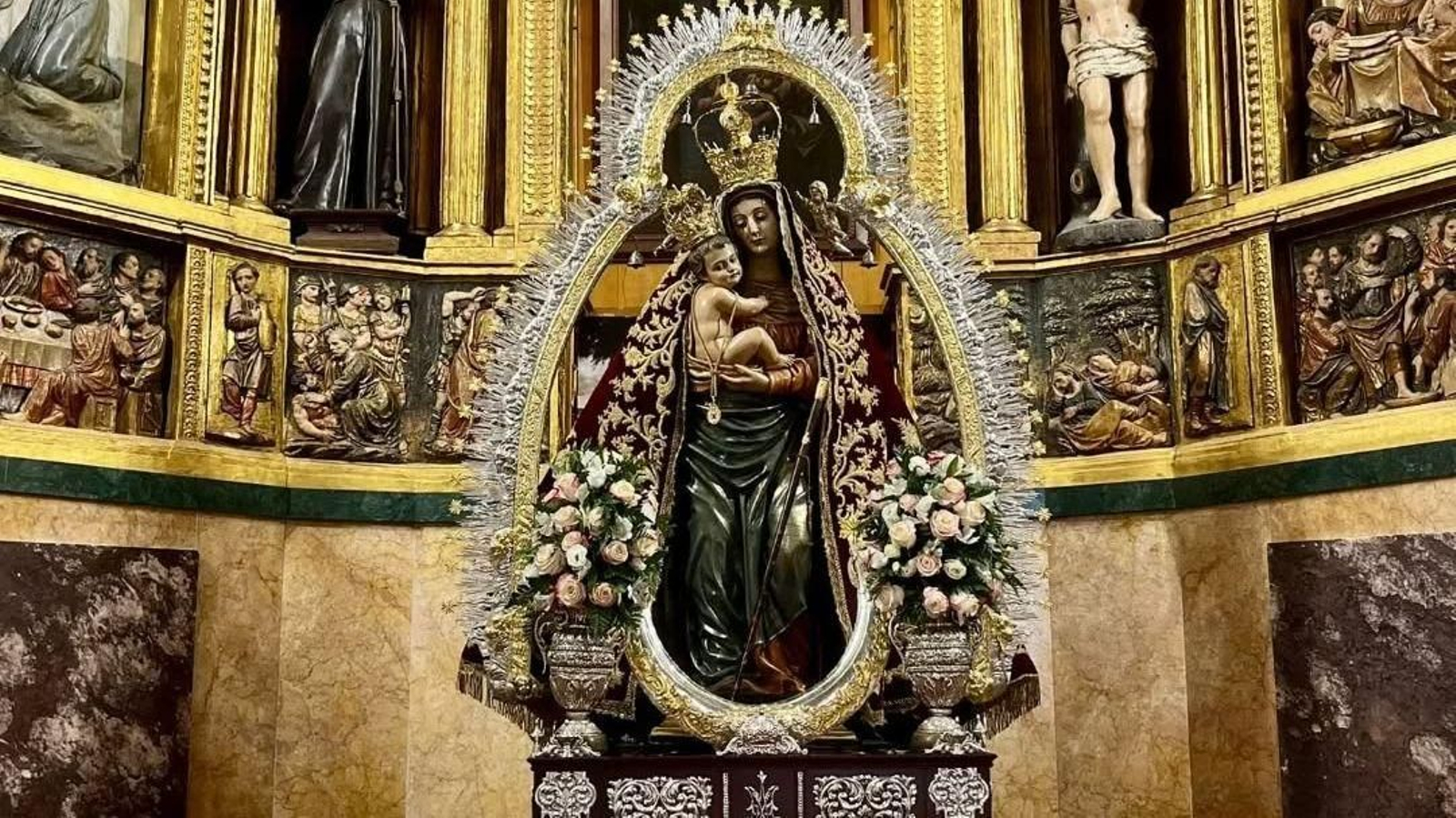 La patrona de Alcalá la Real en el presbiterio de San Bartolomé.