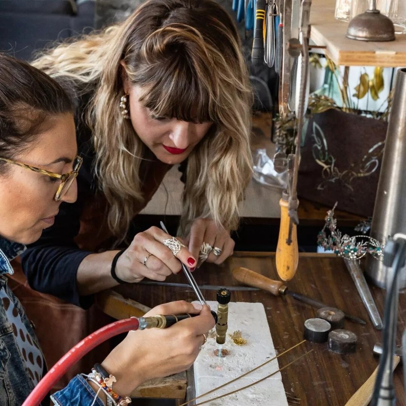 Elia Sánchez diseñando joyas en su taller de Chilches